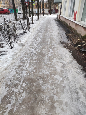 Ивановцы высказывают недовольство качеством противогололедной обработки тротуаров